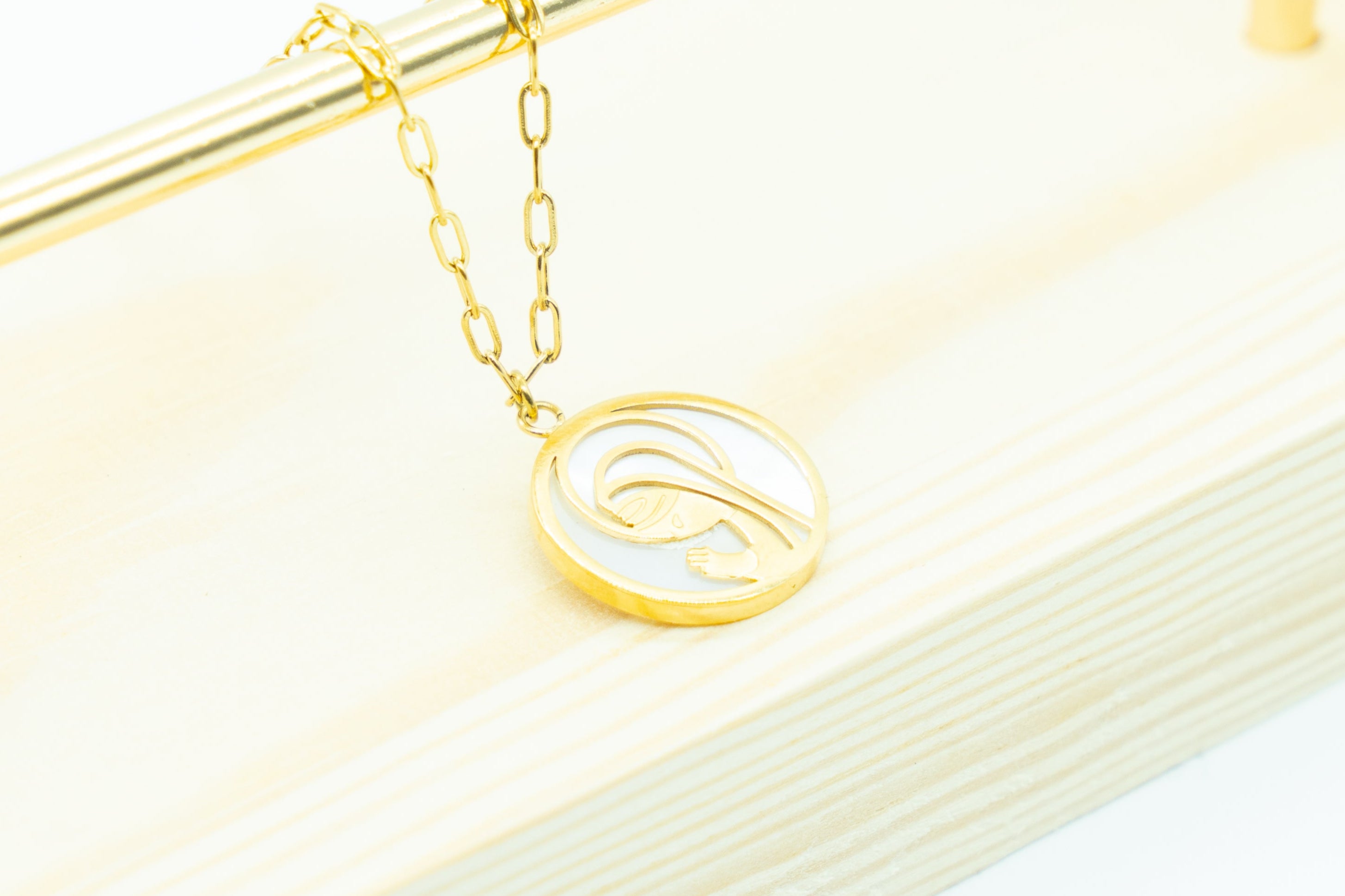 Choker Virgen Niña Nácar